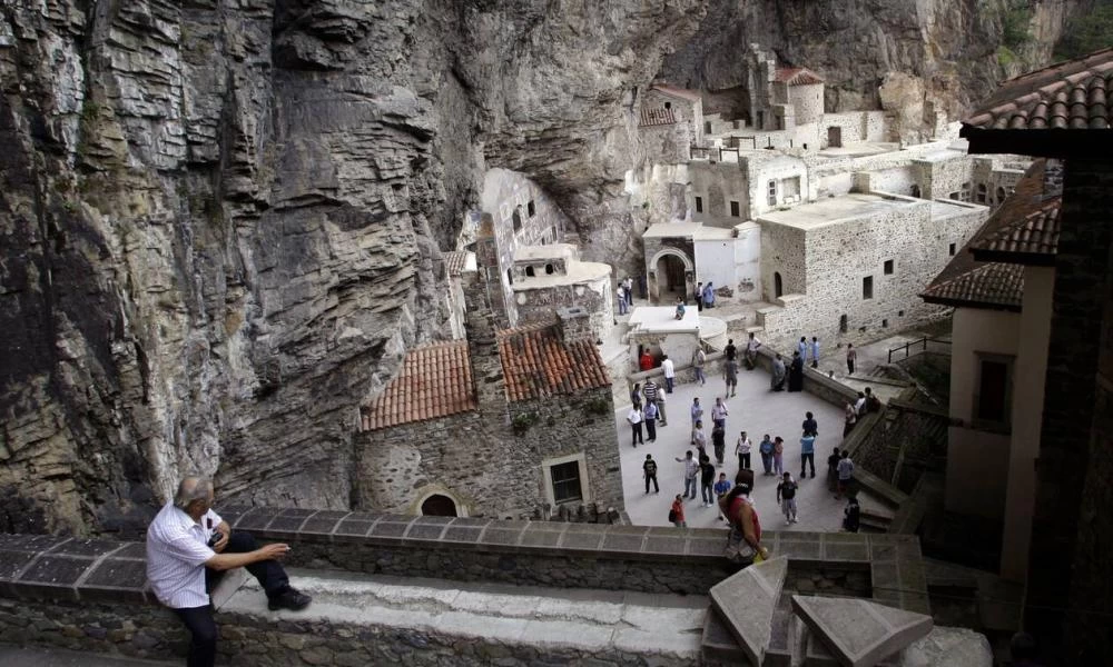 Άλλο ένα σόου για τον Ερντογάν στα εγκαίνια της Παναγίας Σουμελά